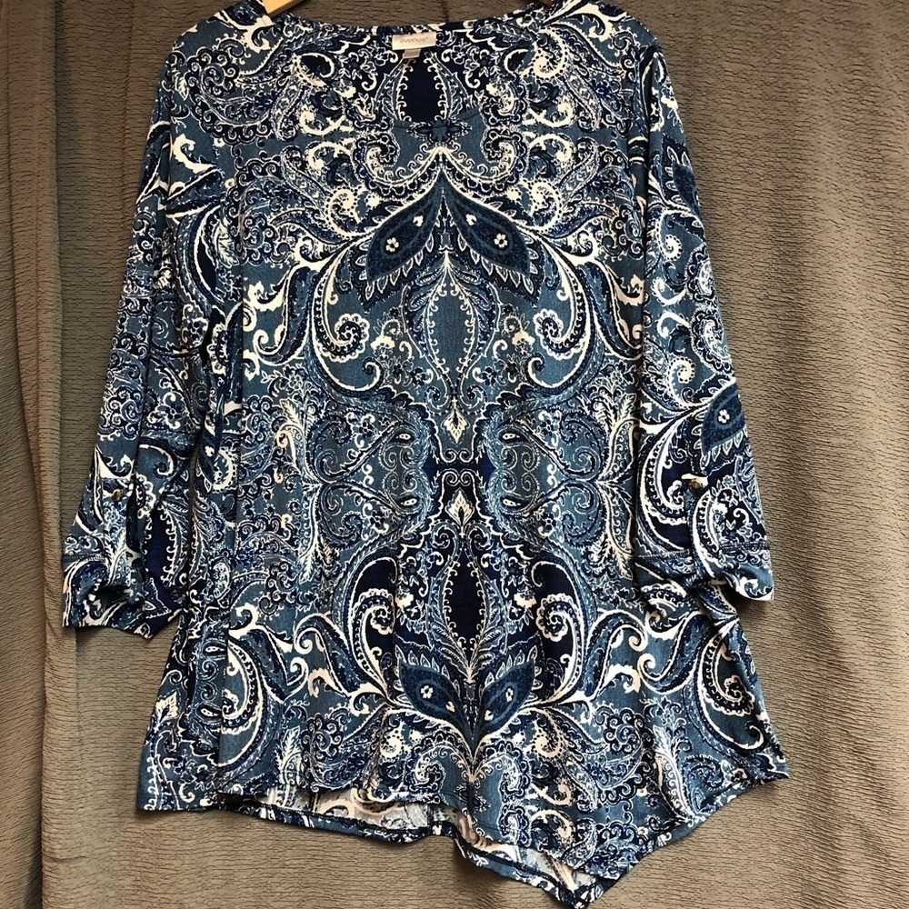 Avenue 18/20. Top Navy blue white royal paisley print with roll tab sleeves